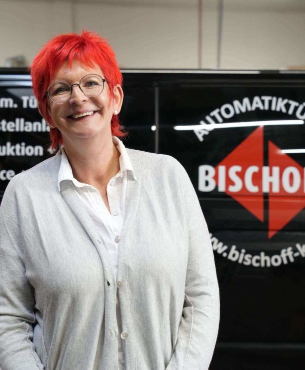 Standortleiterin Andrea Dittmar in der Werkshalle