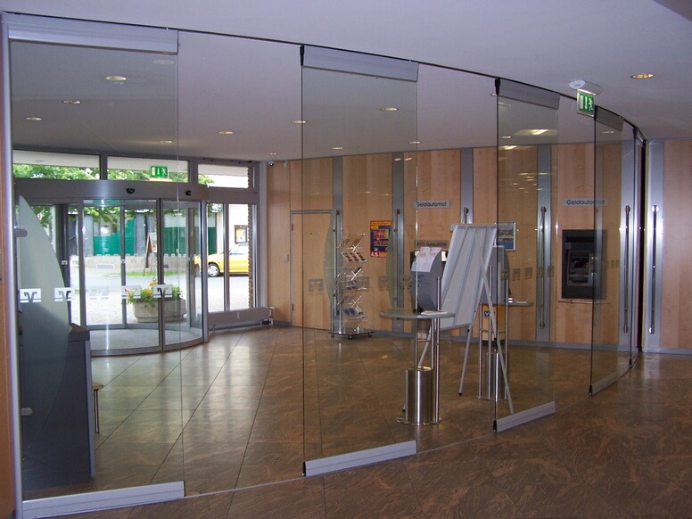 Glastrennwände für moderne Raumkonzepte bieten flexible, stilvolle Lösungen für offene Raumgestaltungen. Ob als Bürotrennwand, Glas-Raumteiler oder mobile Lösung.