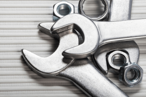 Drei Maulschlüssel und Muttern.