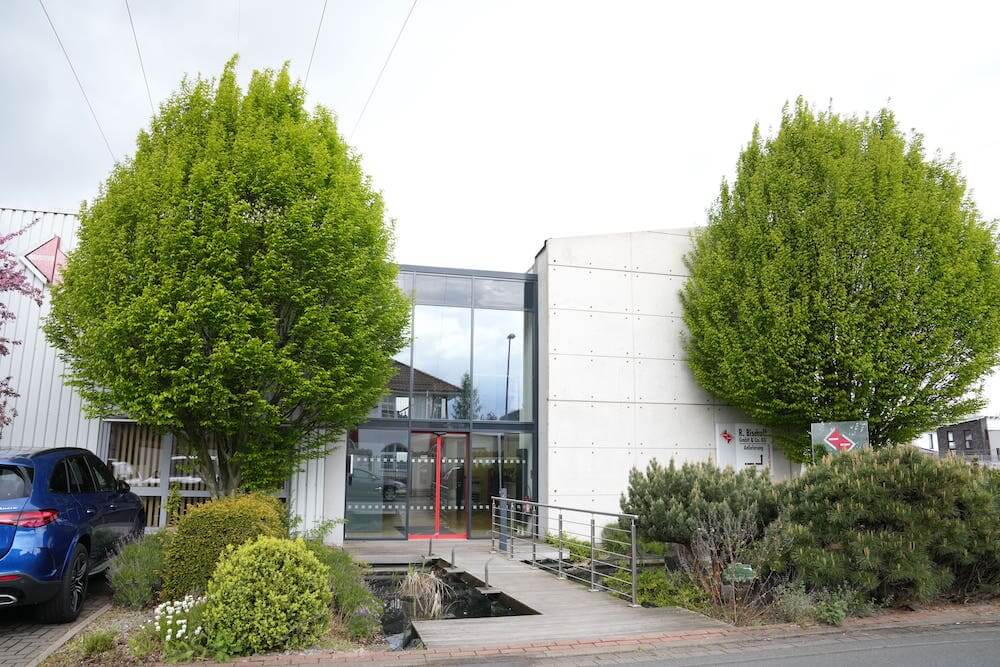 Firmengebäude der R. Bischoff GmbH + Co. KG in Gehrden bei Hannover, Heinrich-Goebel-Straße 2, spezialisiert auf innovative Automatiktürsysteme.