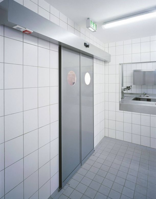 Geschlossene Labortür mit TORMAX iMotion. 