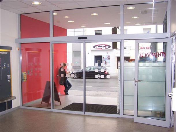 Zwei-flügelige Schiebetür von TORMAX im Parkhaus Hannover.