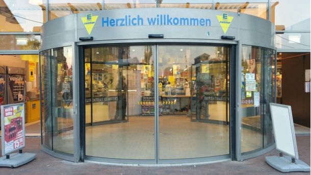 Eingangsbereich Edeka, Umrüstung einer Karusselltür auf Bogenschiebetüren in Königslutter.