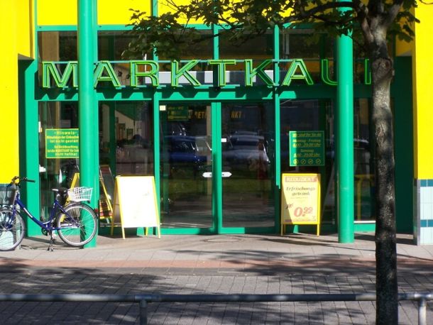 Schiebetür im Eingangsbereich des Marktkauf Peine.