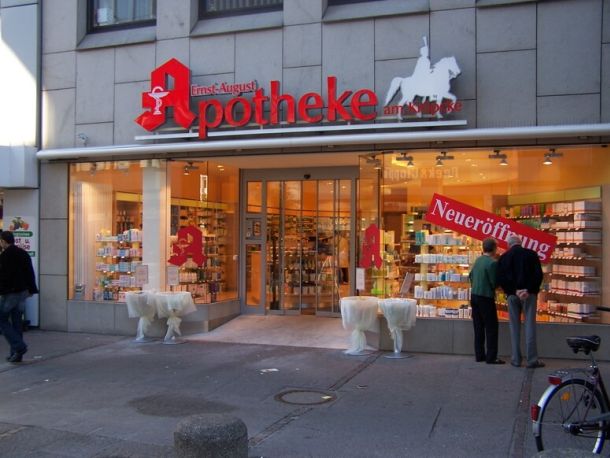 Vier-flügelige Schiebetür von TORMAX FRW in der Ernst-August-Apotheke in Hannover.