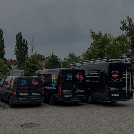 Aufnahme von drei Firmenfahrzeuge der R. Bischoff GmbH + Co. KG in der Klosterwuhne 42, 39124 Magdeburg.