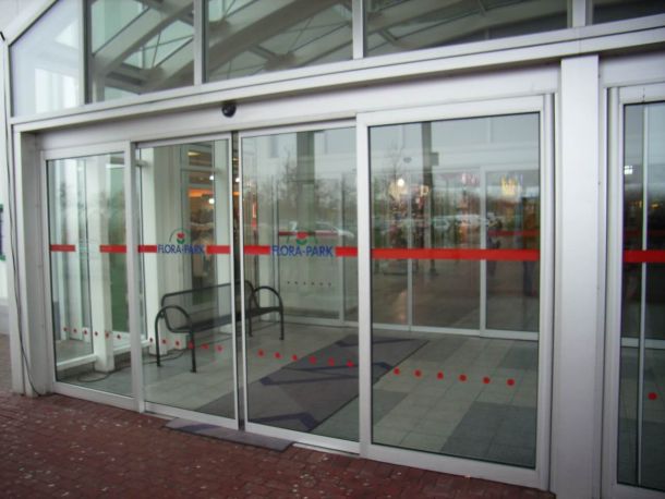 Automatische Schiebetür mit Glasfront im Florapark Magdeburg.