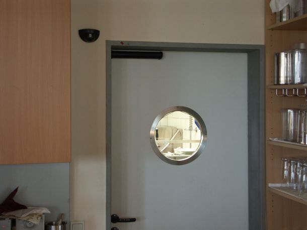 Geschlossene Tür mit Drehflügelantrieb.