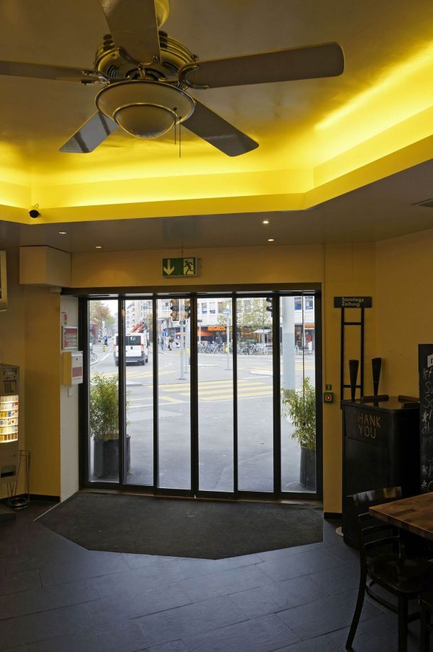 Geschlossene vierflügelige Teleskoptür im Eingangsbereich.