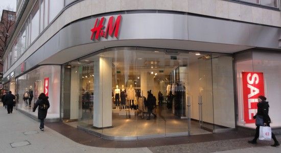 Glastrennwand mit Schiebesystem für Geschäfte.