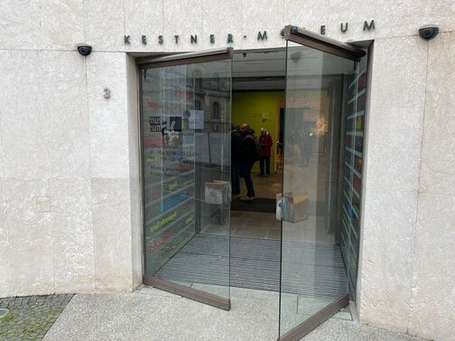 Glasflügeltür mit Unterflurantrieb TORMAX 1401 im August-Kestner-Museum in Hannover