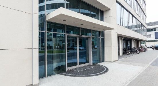 Moderne automatische Schiebetür von Bischoff, ideal für hohe Fußgängerfrequenz und barrierefreien Zugang.