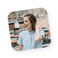 Lachende Frau, die entspannt in eine andere Richtung blickt.