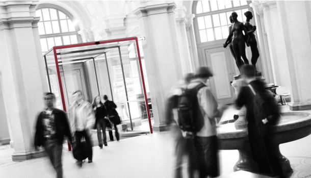 Mehrere Personen bewegen sich aktiv in einem öffentlichen Gebäude.