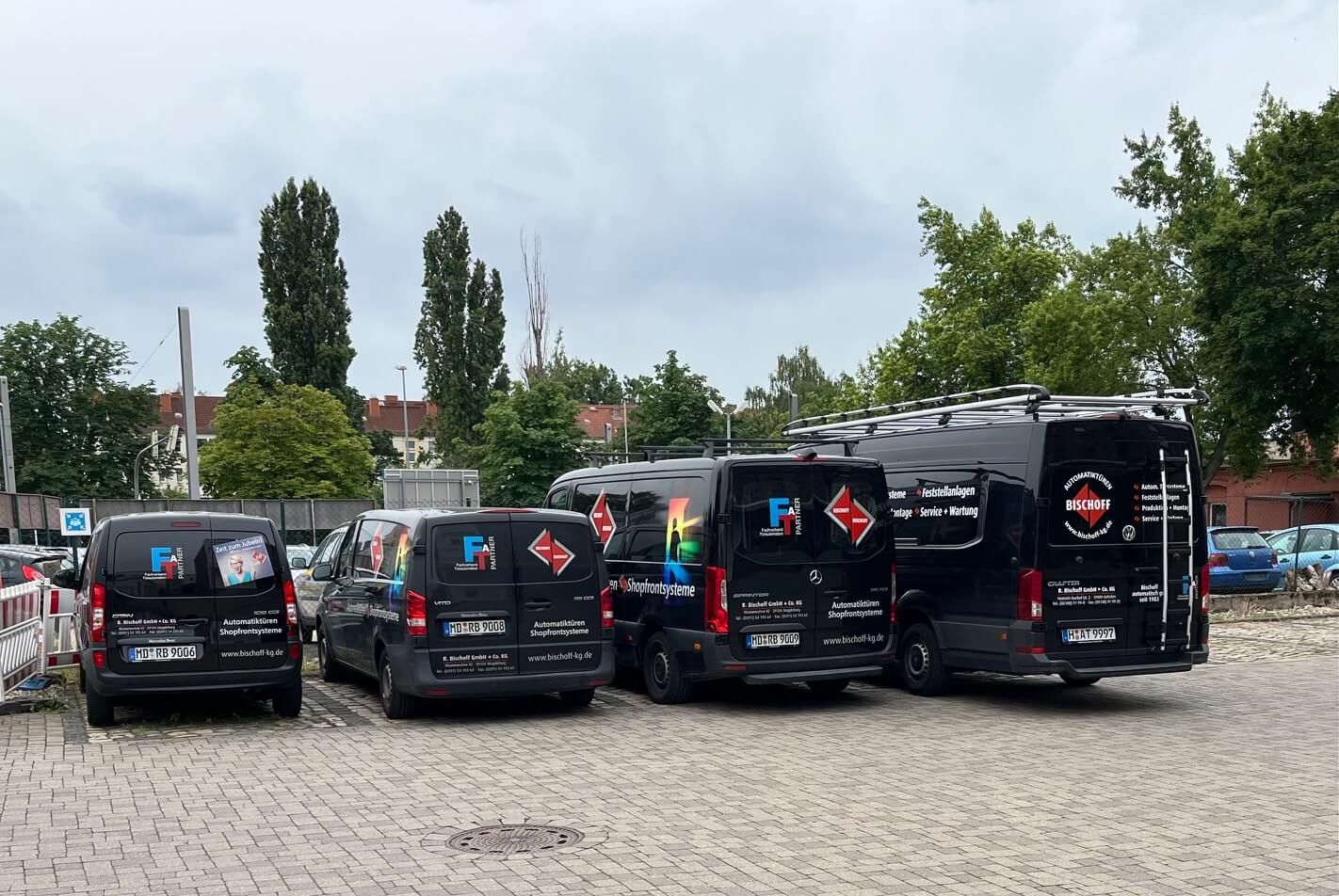 Aufnahme von vier Firmenfahrzeuge der R. Bischoff GmbH + Co. KG in der Klosterwuhne 42, 39124 Magdeburg.