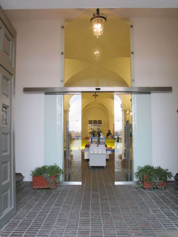 Geöffnete zweiflüglige Ganzglasschiebetür in Nymphenburg.