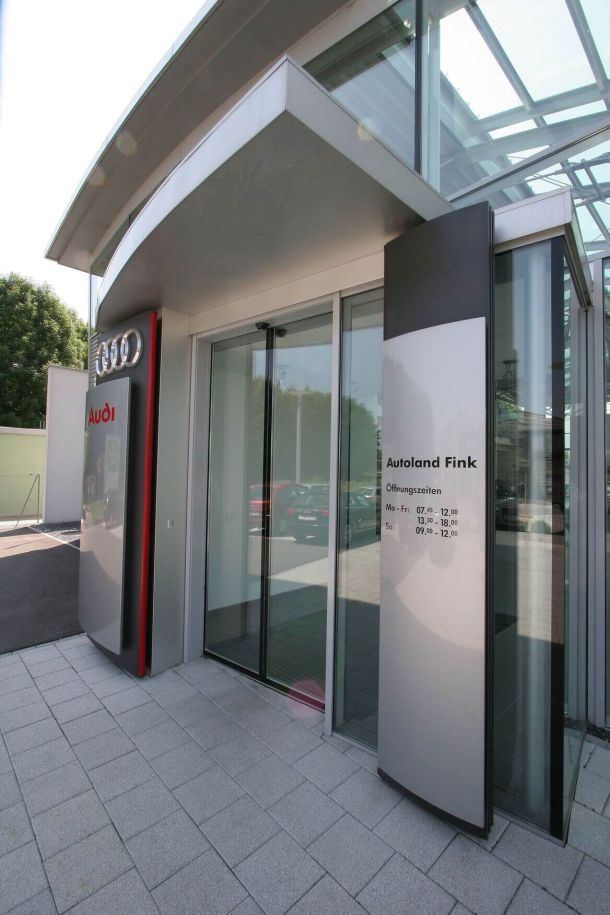 Zweiflüglige Schiebetür GILGEN SLX im Autohaus Fink.