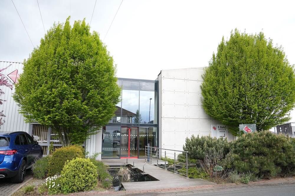 Firmengebäude der R. Bischoff GmbH + Co. KG in Gehrden bei Hannover, Heinrich-Goebel-Straße 2, spezialisiert auf innovative Automatiktürsysteme.