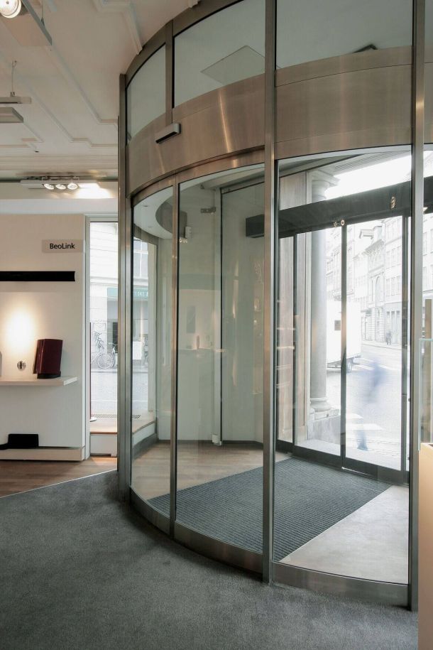 Geschlossene Rundbogenschiebetür.