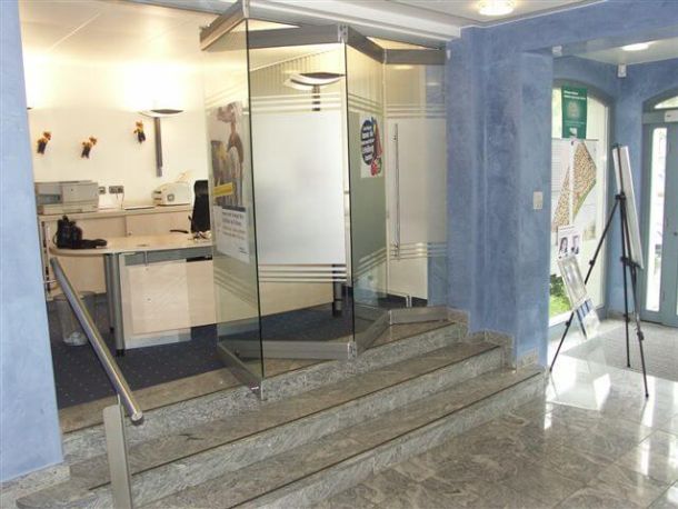 Mobile Glasfaltwand in der Volksbank in Hildesheim.