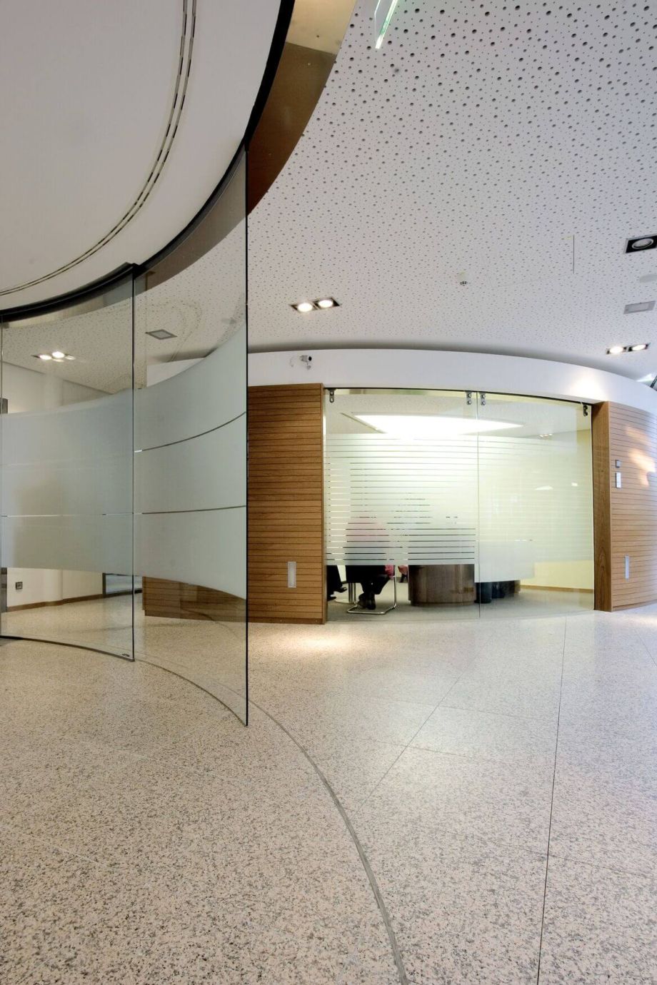 Mobile Glaswände und Schiebesysteme bieten maßgeschneiderte Lösungen, von Glastrennwänden mit Schiebetür bis hin zu Ganzglasschiebewänden. Ideal für Banken, öffentliche Gebäude oder als ästhetische Trennwände in Messeumfeldern.