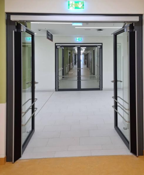 Tür im Krankenhaus, die sich automatisch öffnet.