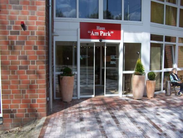 Zwei-flügelige Schiebetür von TORMAX im Altenheim Delmenhorst.