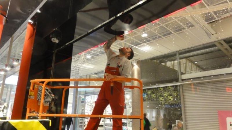 Servicemitarbeiter bei der Arbeit.