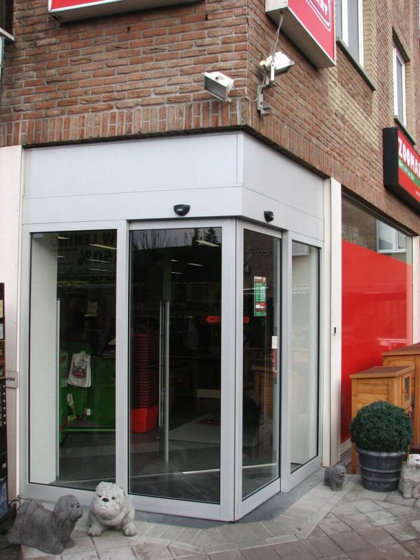 Geschlossene Tür im 90-Grad-Winkel.