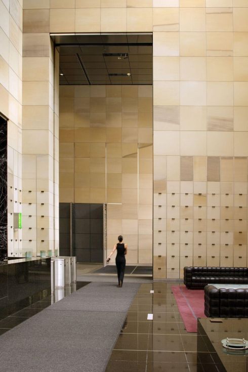 Dame, die den Empfangssaal verlässt, mit Blick in Richtung Ausgang.