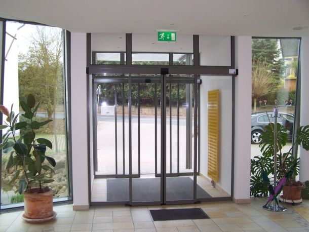 Zwei-flügelige Schiebetür von TORMAX im Altenheim Rodenberg.