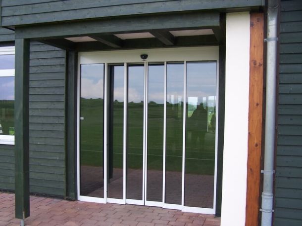 Vier-flügelige Teleskoptür Entrematic im Golfclub Gleidingen.